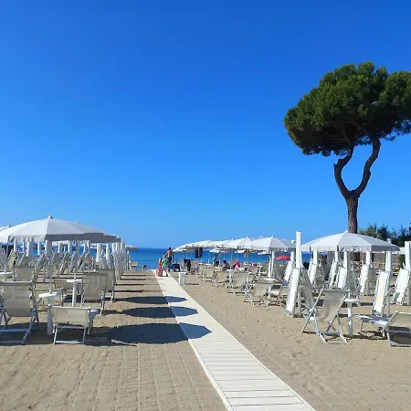 Resort Villaggio Il Girasole 3*